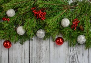 Il Natale è da sempre sinonimo di tradizione, ma negli ultimi anni la tecnologia ha rivoluzionato il modo in cui viviamo le festività. Dalle decorazioni alle modalità di acquisto, passando per la gestione dell’energia, ecco alcune curiosità che dimostrano quanto il digitale sia entrato nelle nostre case anche sotto l’albero. Luci smart: l’illuminazione diventa intelligente Le classiche catene di luci sono state sostituite da sistemi smart controllabili tramite app o assistenti vocali. Oggi è possibile programmare accensioni, cambiare colori e persino sincronizzare le luci con la musica natalizia. Un tocco hi-tech che riduce i consumi e aumenta la creatività. Alberi di Natale connessi Non solo luci: esistono alberi artificiali dotati di LED integrati e connessione Wi-Fi, che permettono di creare scenografie luminose personalizzate. Alcuni modelli offrono persino effetti dinamici e animazioni, trasformando il salotto in un vero spettacolo. Cucina smart per il pranzo di Natale Forni intelligenti, assistenti vocali e ricette guidate: la tecnologia è entrata anche in cucina. Alcuni dispositivi permettono di monitorare la cottura da remoto e suggeriscono tempi e temperature ideali, per un pranzo perfetto senza stress. Le feste sono anche un momento per riflettere sull’impatto ambientale. Le luci LED e i sistemi di controllo smart riducono i consumi energetici, mentre le app per la gestione dei regali aiutano a evitare sprechi. La tecnologia, se usata bene, può rendere il Natale più green. Il Natale resta una festa di emozioni e condivisione, ma la tecnologia ci offre strumenti per viverlo in modo più comodo, creativo e sostenibile. L’innovazione è ormai parte integrante anche delle nostre tradizioni.